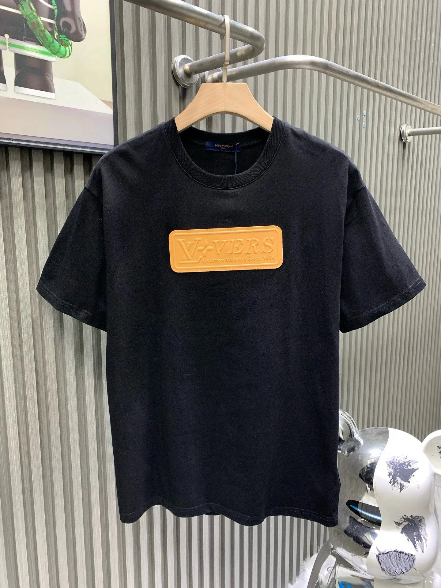 🅿️230 🀄️ Louis Vuitton LOUIS VUITTON pure cotton short sleeves with silicone front and rear leather labels. Made of 100% pure cotton. 280g double-ply combed cotton fabric. This fabric is a must-have fabric for summer short sleeves. Cotton can make the upper body more three-dimensional and breathable. Polyester material allows the clothes to be worn for a long time and still maintain elasticity. The leather label is made of silicone synthetic leather label with the brand's iconic LOGO on the surface. The 3D three-dimensional embossing effect presents a high-end style. The back collar is marked with LV's iconic LOGO. This short-sleeved crew neck shirt is made of soft cotton. The VVN leather patch on the front is embossed with the LV Vers logo, telling the long heritage of the brand's leather goods series. The small LV leather patch on the rear completes the details.